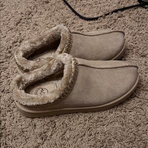White Mountain Beige Fleece-Lined Slippers